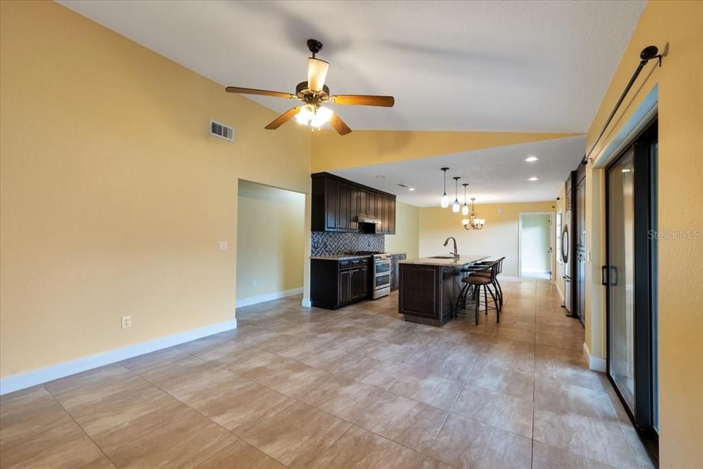 Под контрактом: $515,000 (3 спален, 2 ванн, 1604 Квадратных фут)