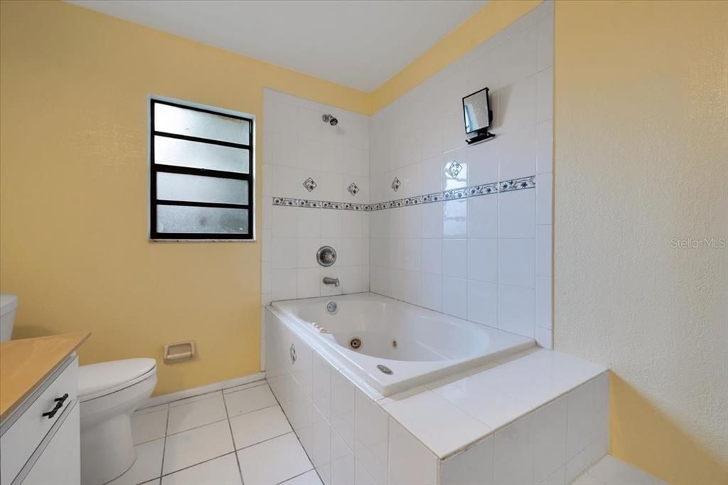 Под контрактом: $515,000 (3 спален, 2 ванн, 1604 Квадратных фут)