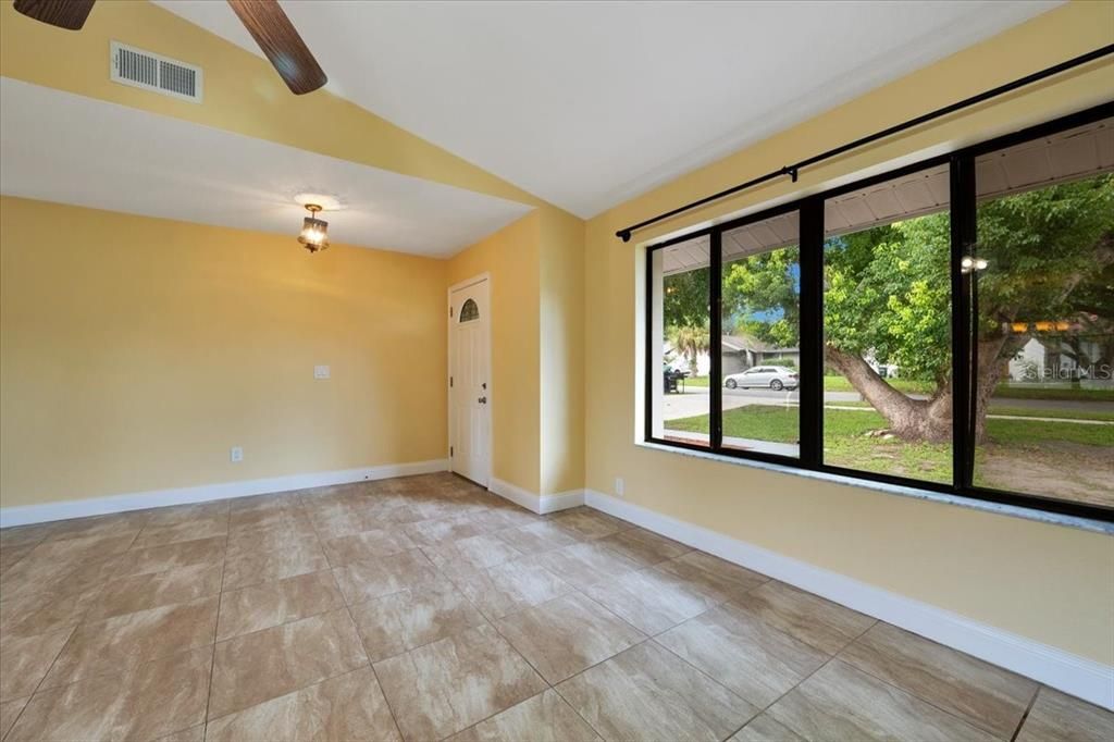 Под контрактом: $515,000 (3 спален, 2 ванн, 1604 Квадратных фут)