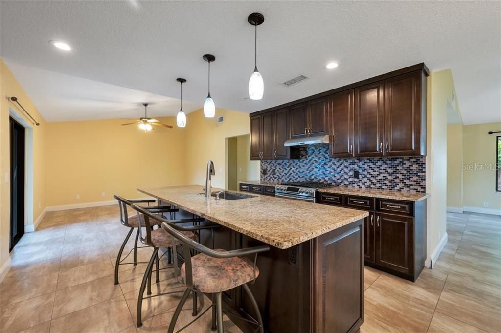 Под контрактом: $515,000 (3 спален, 2 ванн, 1604 Квадратных фут)