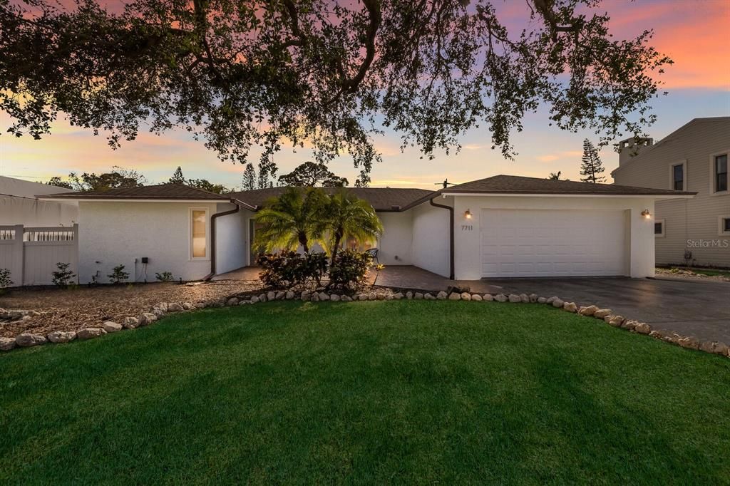 Active With Contract: $897,000 (5 beds, 3 baths, 2136 Square Feet)