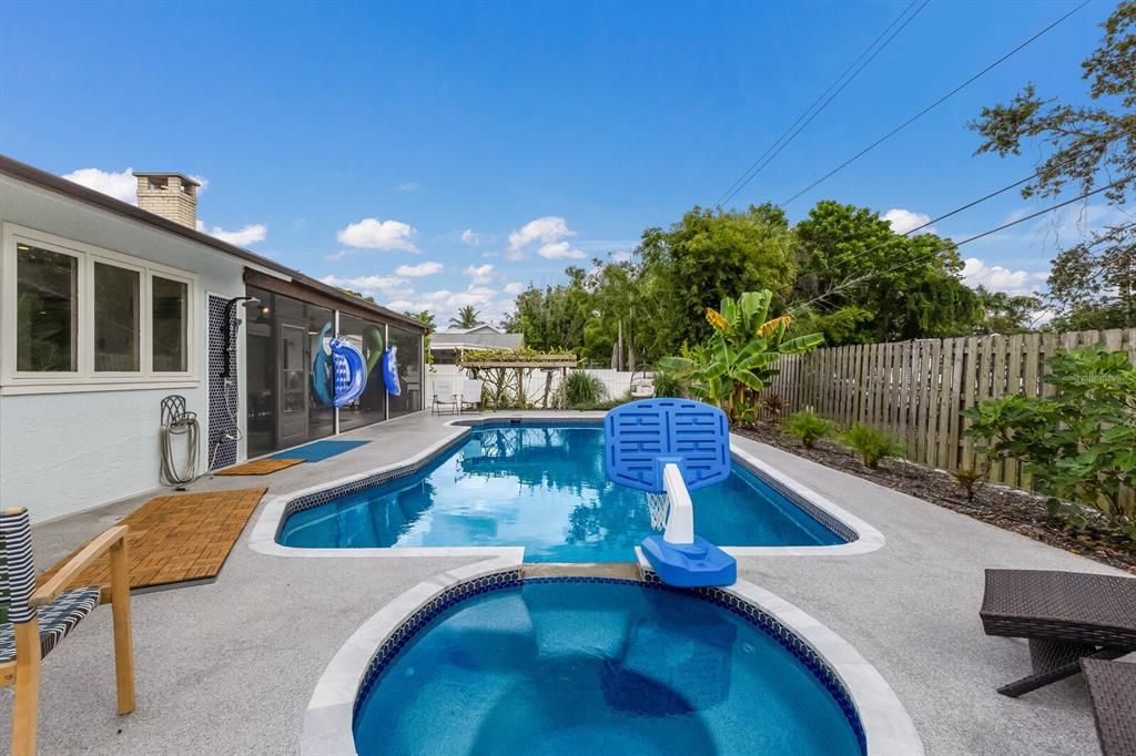 Active With Contract: $897,000 (5 beds, 3 baths, 2136 Square Feet)