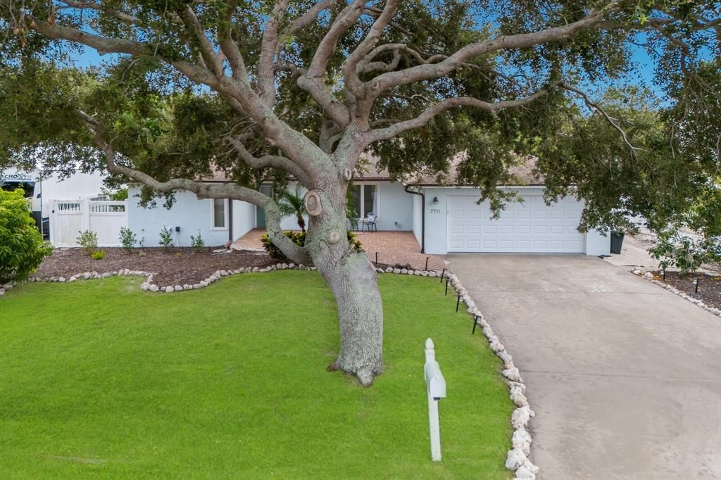 Active With Contract: $897,000 (5 beds, 3 baths, 2136 Square Feet)