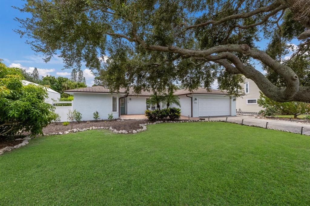 Active With Contract: $897,000 (5 beds, 3 baths, 2136 Square Feet)