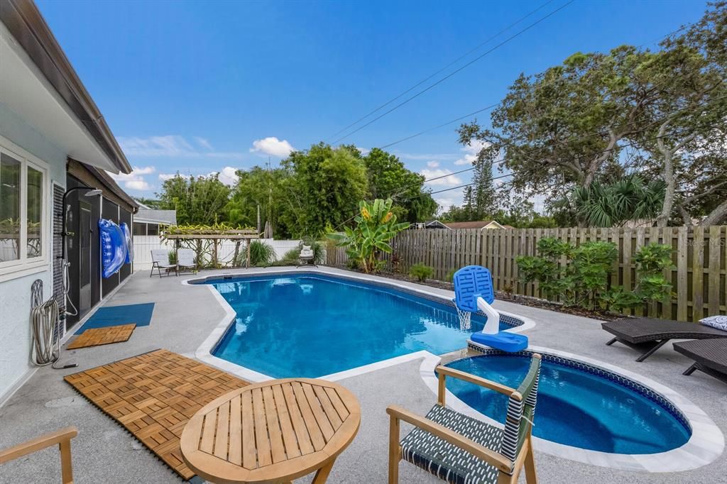 Active With Contract: $897,000 (5 beds, 3 baths, 2136 Square Feet)