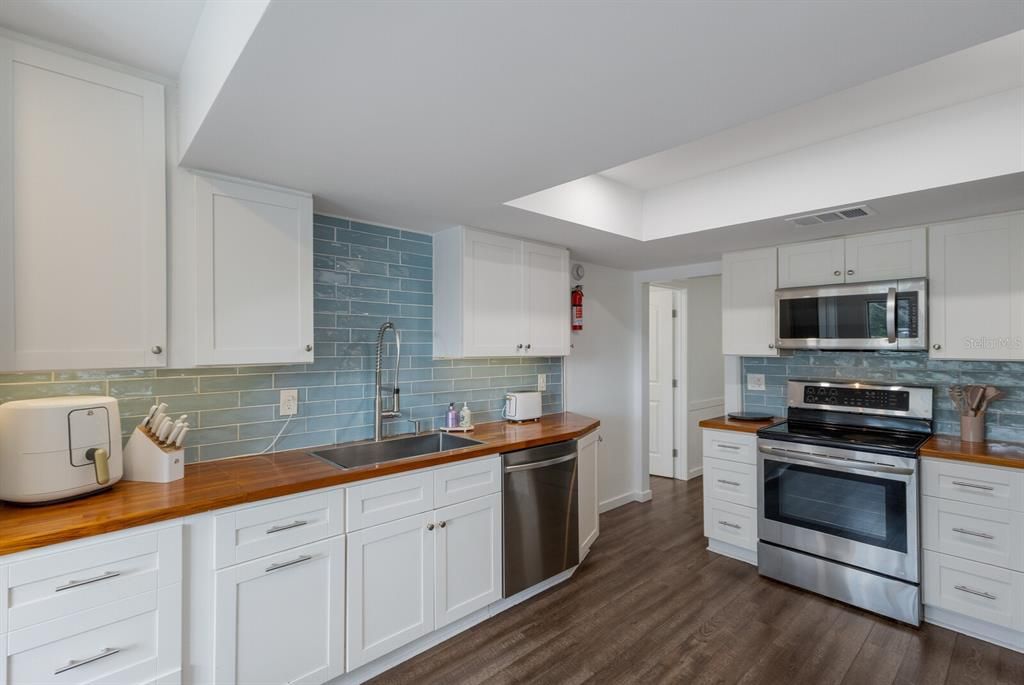 Active With Contract: $897,000 (5 beds, 3 baths, 2136 Square Feet)