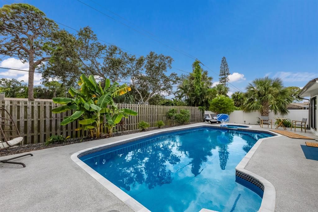 Active With Contract: $897,000 (5 beds, 3 baths, 2136 Square Feet)