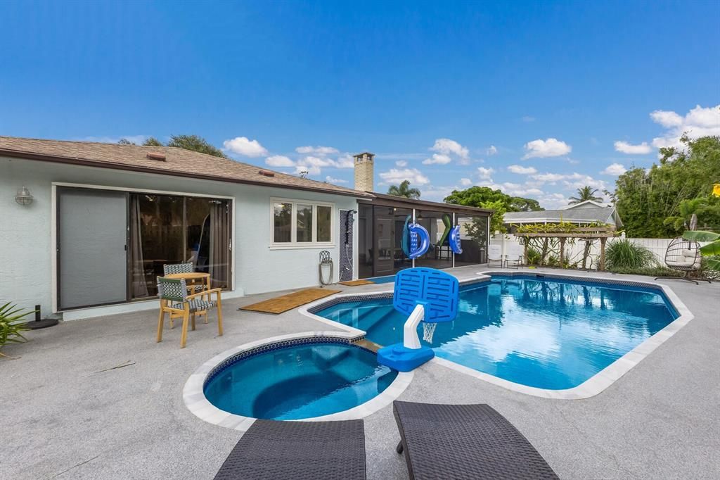 Active With Contract: $897,000 (5 beds, 3 baths, 2136 Square Feet)