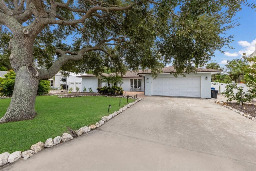 Active With Contract: $897,000 (5 beds, 3 baths, 2136 Square Feet)