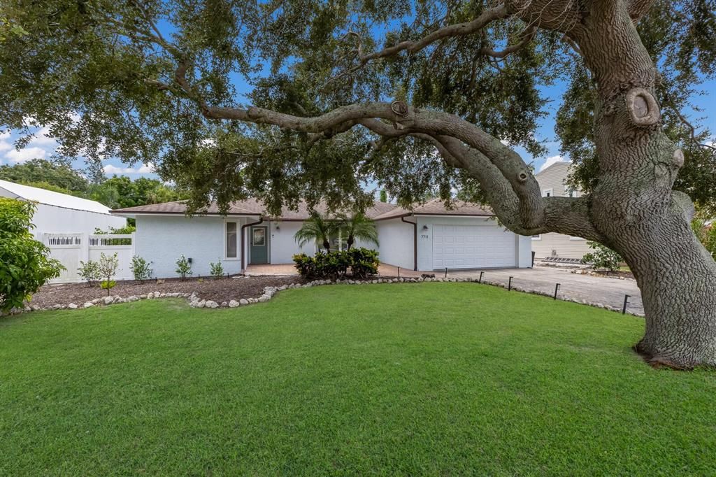 Active With Contract: $897,000 (5 beds, 3 baths, 2136 Square Feet)