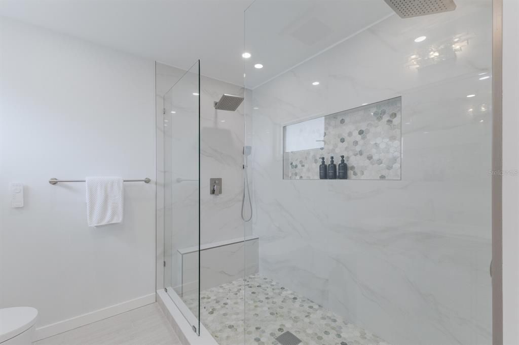 Active With Contract: $897,000 (5 beds, 3 baths, 2136 Square Feet)