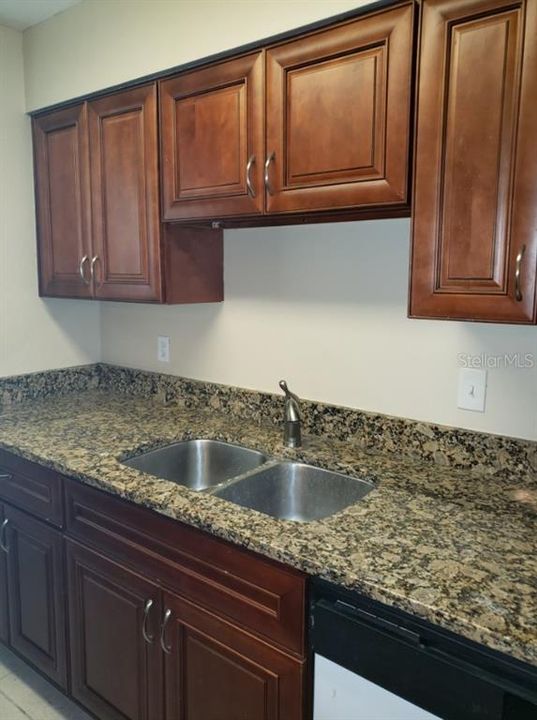 For Rent: $1,300 (2 beds, 1 baths, 780 Square Feet)