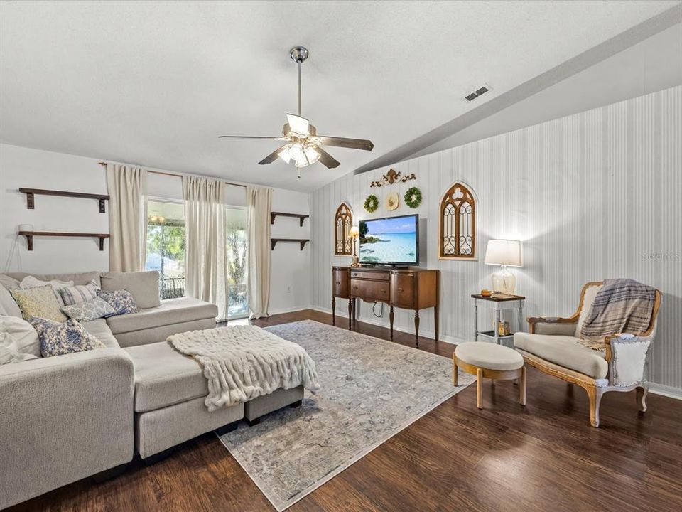 Active With Contract: $290,000 (3 beds, 2 baths, 1424 Square Feet)