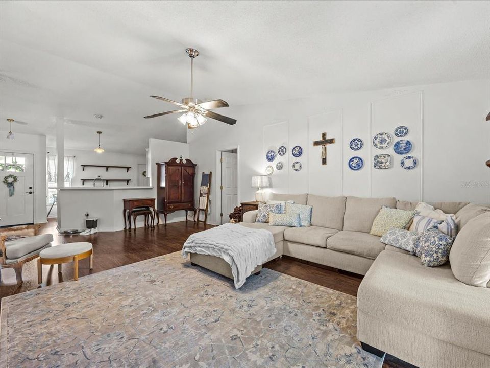 Active With Contract: $290,000 (3 beds, 2 baths, 1424 Square Feet)