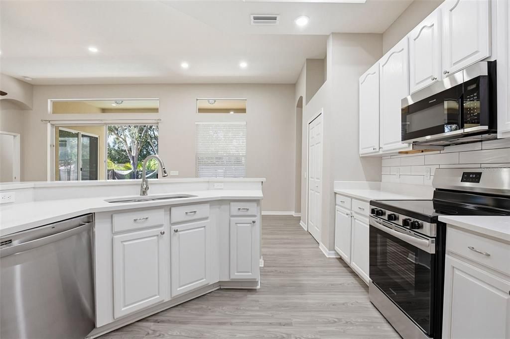 Activo con contrato: $549,900 (4 camas, 3 baños, 2308 Pies cuadrados)