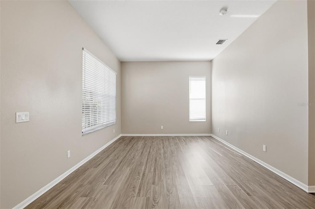 Activo con contrato: $549,900 (4 camas, 3 baños, 2308 Pies cuadrados)