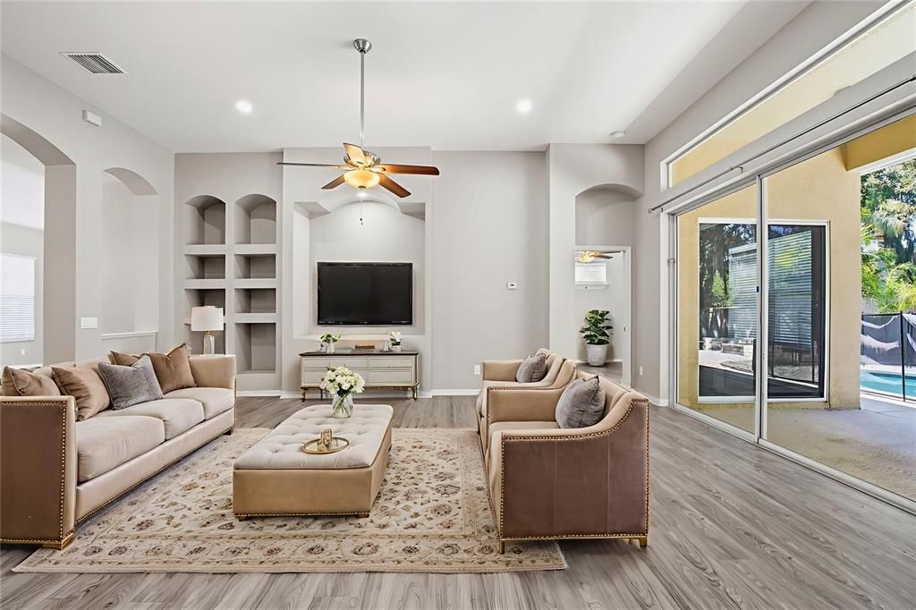 Activo con contrato: $549,900 (4 camas, 3 baños, 2308 Pies cuadrados)