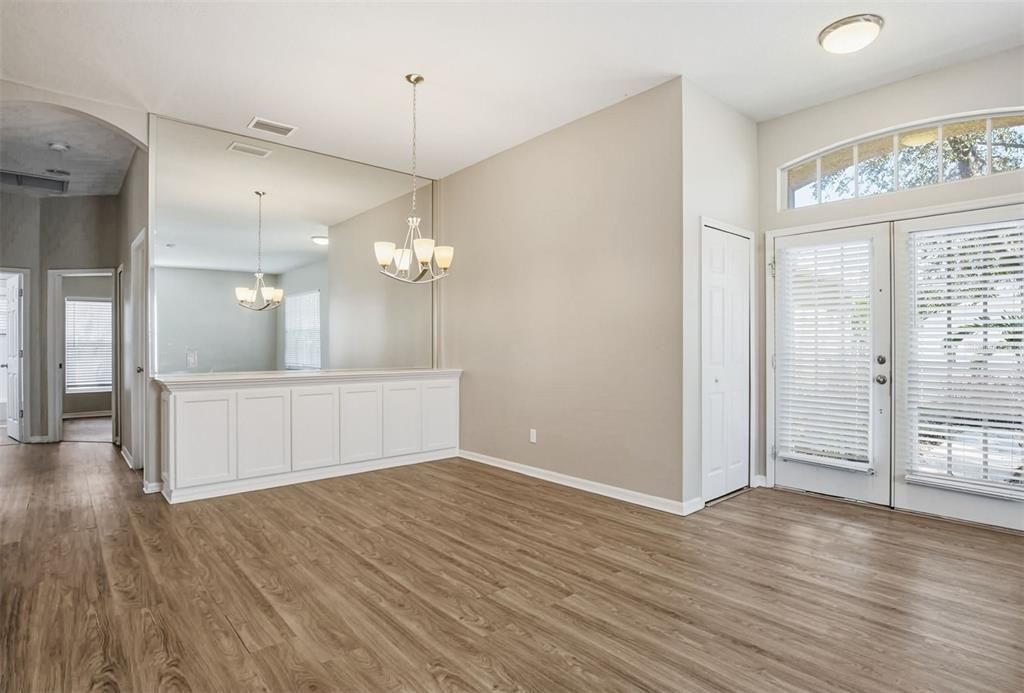 Activo con contrato: $549,900 (4 camas, 3 baños, 2308 Pies cuadrados)