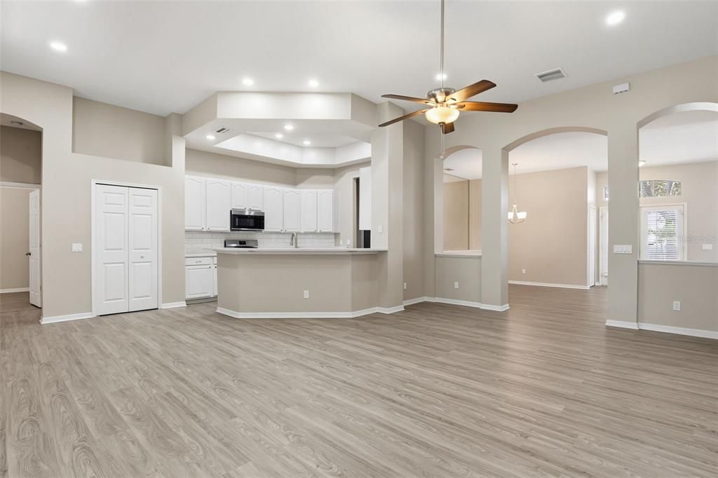 Activo con contrato: $549,900 (4 camas, 3 baños, 2308 Pies cuadrados)