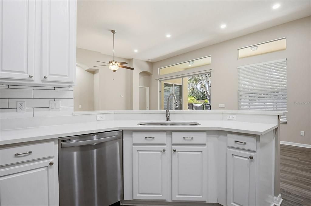 Activo con contrato: $549,900 (4 camas, 3 baños, 2308 Pies cuadrados)