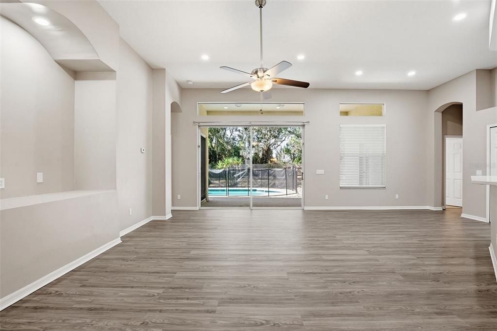 Activo con contrato: $549,900 (4 camas, 3 baños, 2308 Pies cuadrados)