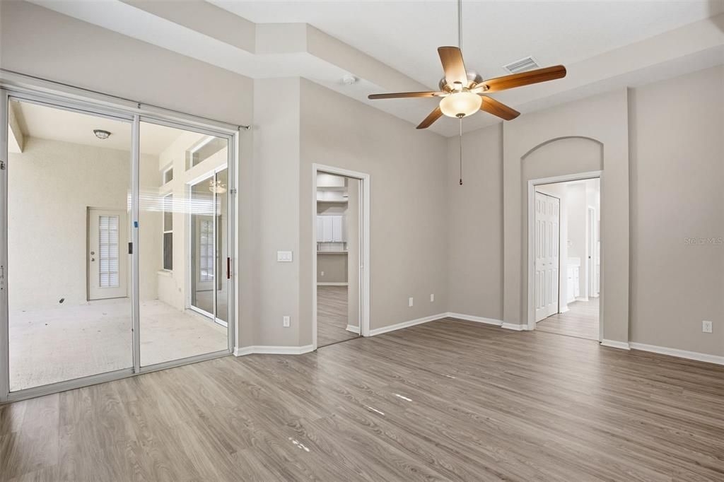 Activo con contrato: $549,900 (4 camas, 3 baños, 2308 Pies cuadrados)