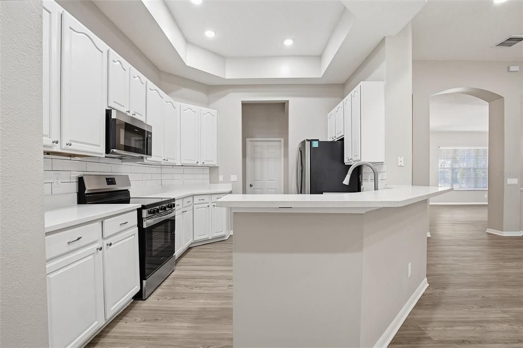 Activo con contrato: $549,900 (4 camas, 3 baños, 2308 Pies cuadrados)