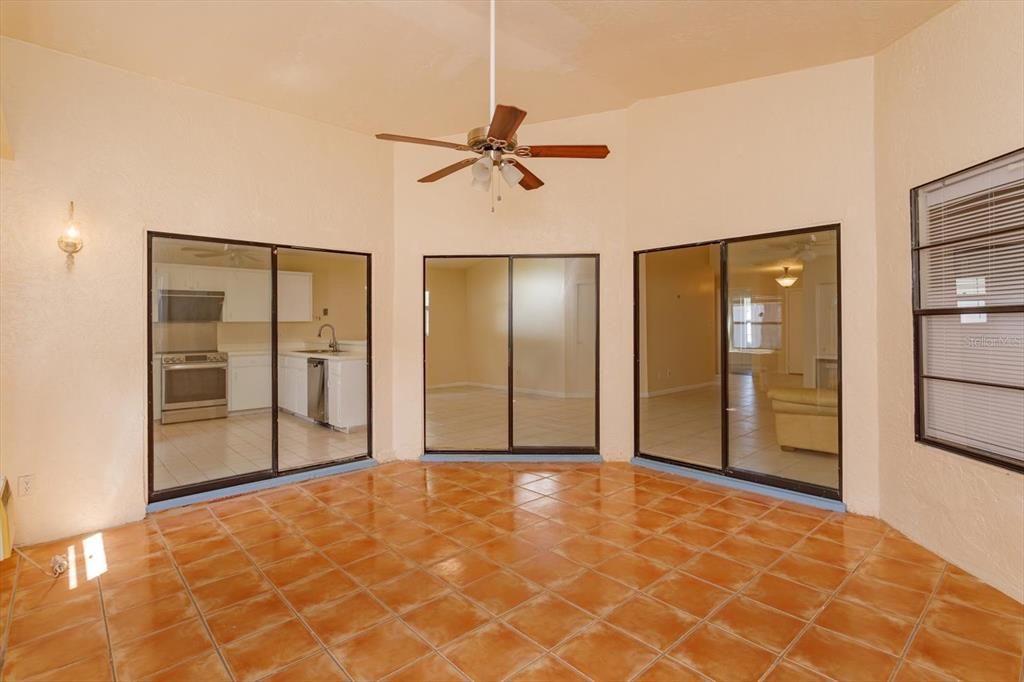 合同活跃: $389,900 (3 贝兹, 2 浴室, 2043 平方英尺)