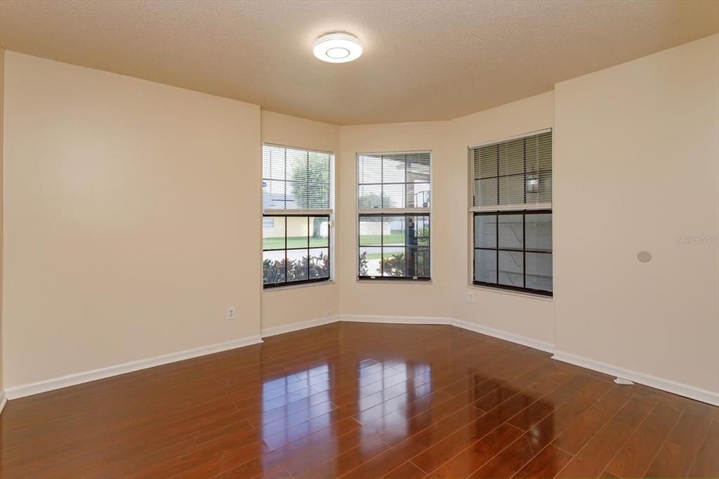 合同活跃: $389,900 (3 贝兹, 2 浴室, 2043 平方英尺)