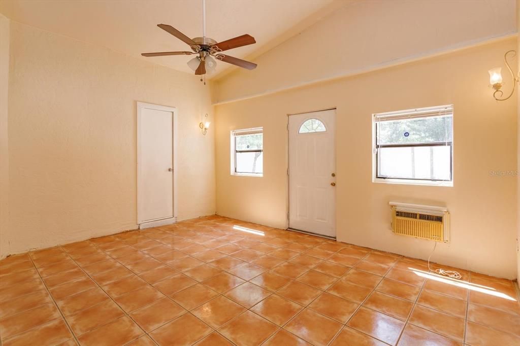 合同活跃: $389,900 (3 贝兹, 2 浴室, 2043 平方英尺)