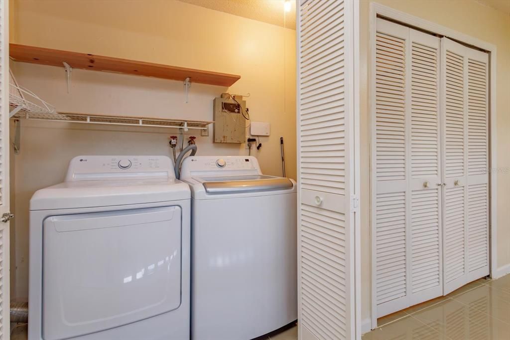 合同活跃: $389,900 (3 贝兹, 2 浴室, 2043 平方英尺)