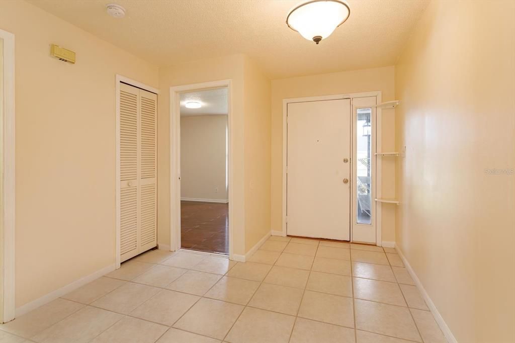 合同活跃: $389,900 (3 贝兹, 2 浴室, 2043 平方英尺)