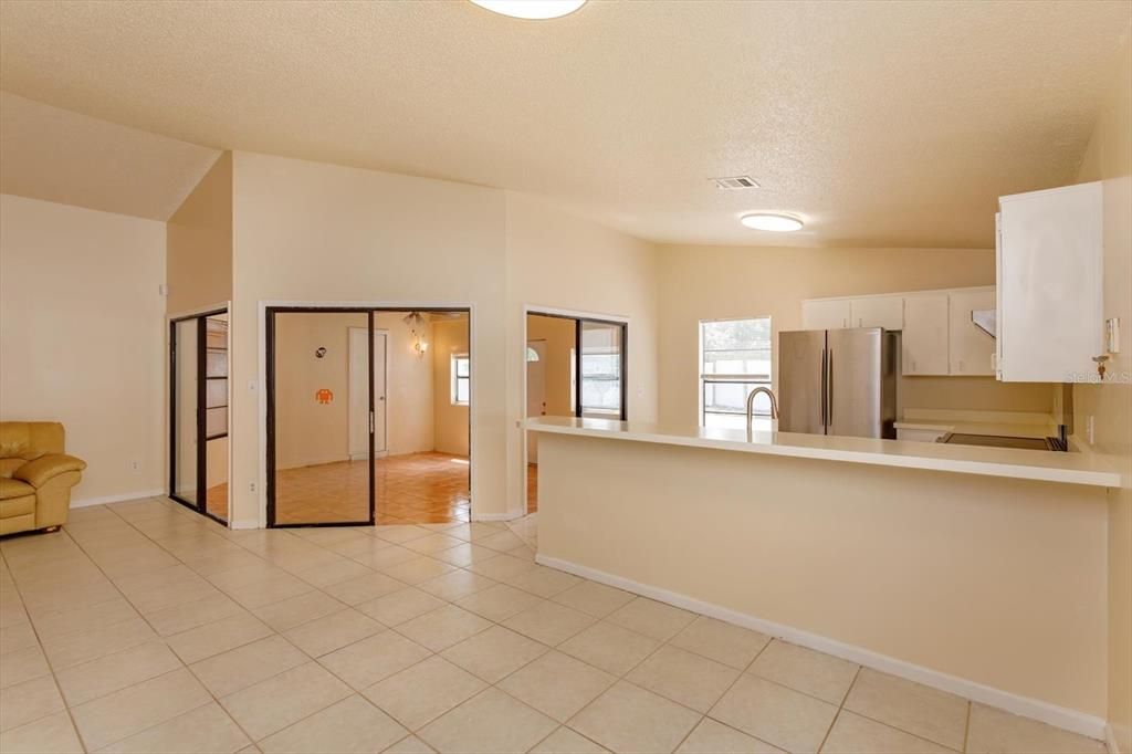 合同活跃: $389,900 (3 贝兹, 2 浴室, 2043 平方英尺)