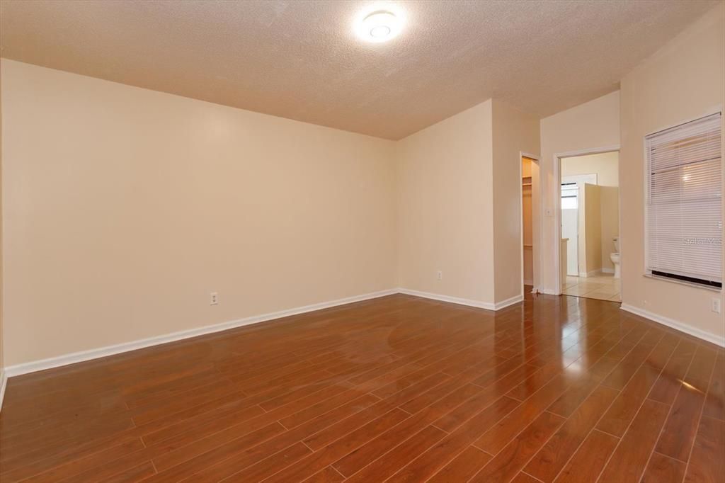 合同活跃: $389,900 (3 贝兹, 2 浴室, 2043 平方英尺)