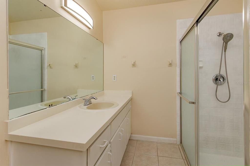 合同活跃: $389,900 (3 贝兹, 2 浴室, 2043 平方英尺)