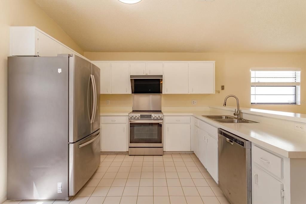 合同活跃: $389,900 (3 贝兹, 2 浴室, 2043 平方英尺)