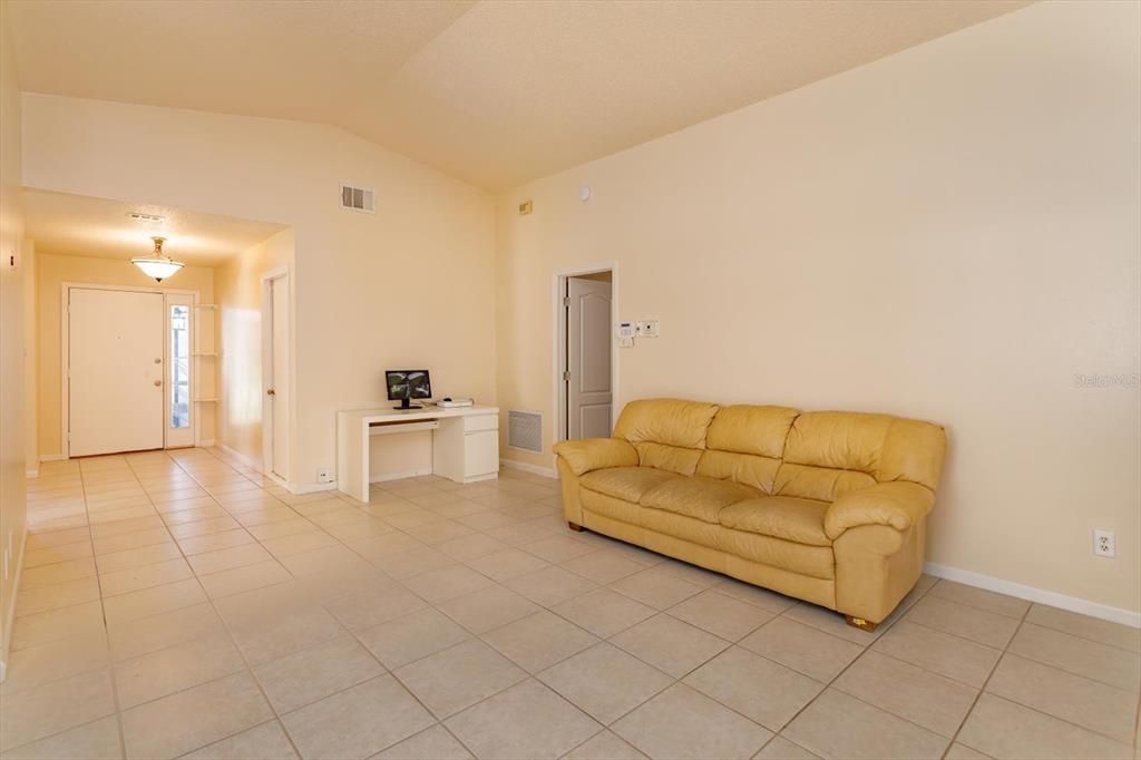 合同活跃: $389,900 (3 贝兹, 2 浴室, 2043 平方英尺)