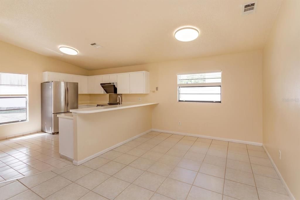 合同活跃: $389,900 (3 贝兹, 2 浴室, 2043 平方英尺)