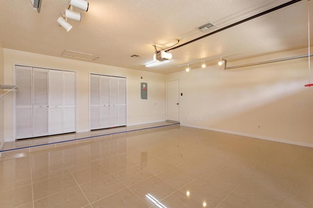 合同活跃: $389,900 (3 贝兹, 2 浴室, 2043 平方英尺)