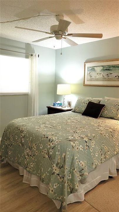 合同活跃: $139,900 (2 贝兹, 2 浴室, 899 平方英尺)