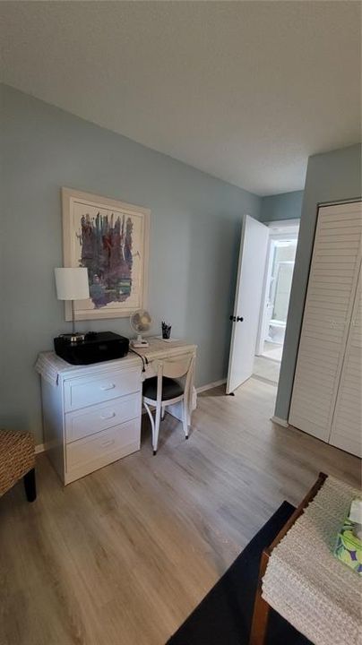 合同活跃: $139,900 (2 贝兹, 2 浴室, 899 平方英尺)