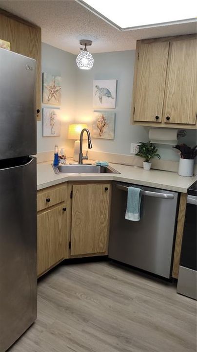 合同活跃: $139,900 (2 贝兹, 2 浴室, 899 平方英尺)