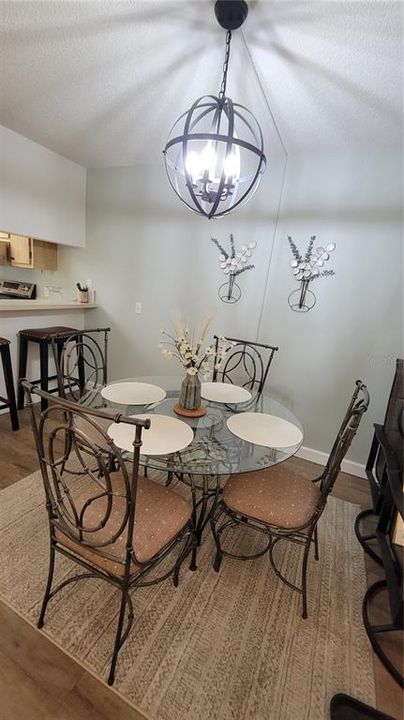 合同活跃: $139,900 (2 贝兹, 2 浴室, 899 平方英尺)