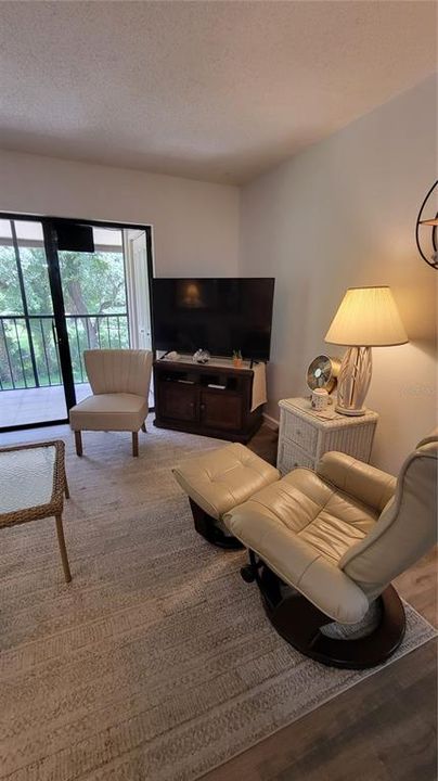 合同活跃: $139,900 (2 贝兹, 2 浴室, 899 平方英尺)