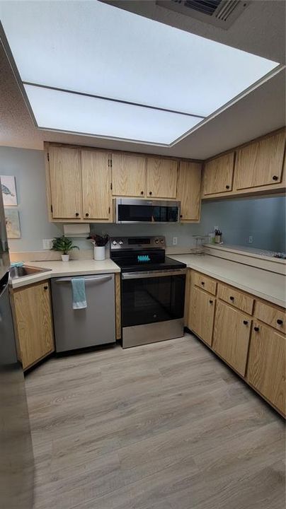 合同活跃: $139,900 (2 贝兹, 2 浴室, 899 平方英尺)