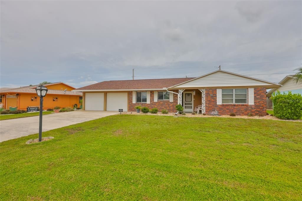 Active With Contract: $239,900 (2 beds, 2 baths, 1402 Square Feet)