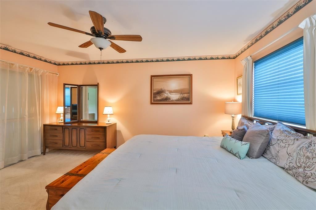 Active With Contract: $239,900 (2 beds, 2 baths, 1402 Square Feet)