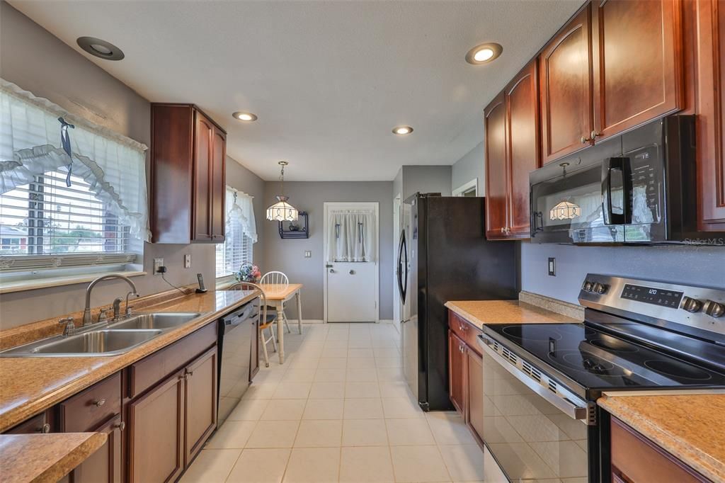 Active With Contract: $239,900 (2 beds, 2 baths, 1402 Square Feet)