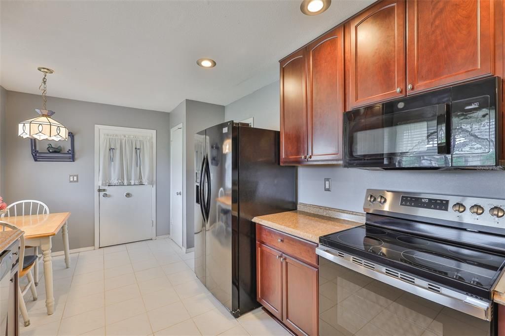 Active With Contract: $239,900 (2 beds, 2 baths, 1402 Square Feet)