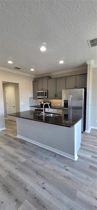 合同活跃: $2,700 (3 贝兹, 2 浴室, 1871 平方英尺)